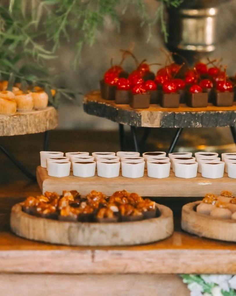 Seleção de doces artesanais Brada em tábuas de madeira