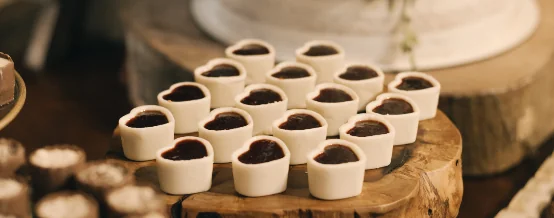 Doces em formato de coração dispostos elegantemente