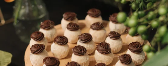 Trufas brancas com espiral de chocolate, sofisticadas e delicadas