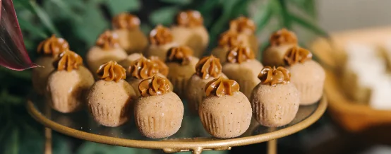 Brigadeiros caramelizados com cobertura de doce de leite